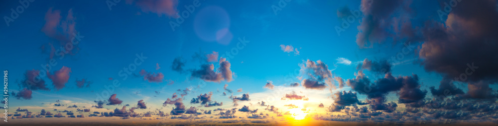 带太阳的全景天空。早晨背景图像的全景黄昏天空和云层