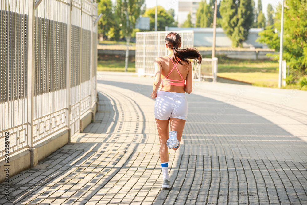 运动型年轻女子户外跑步