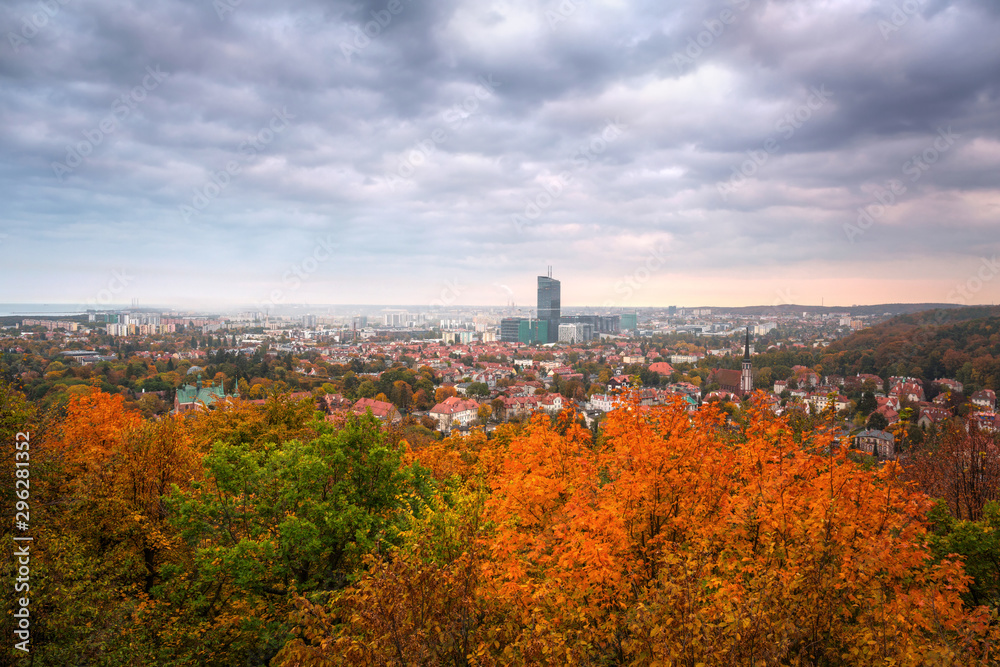 波兰Gdansk Oliwa秋景中的城市景观