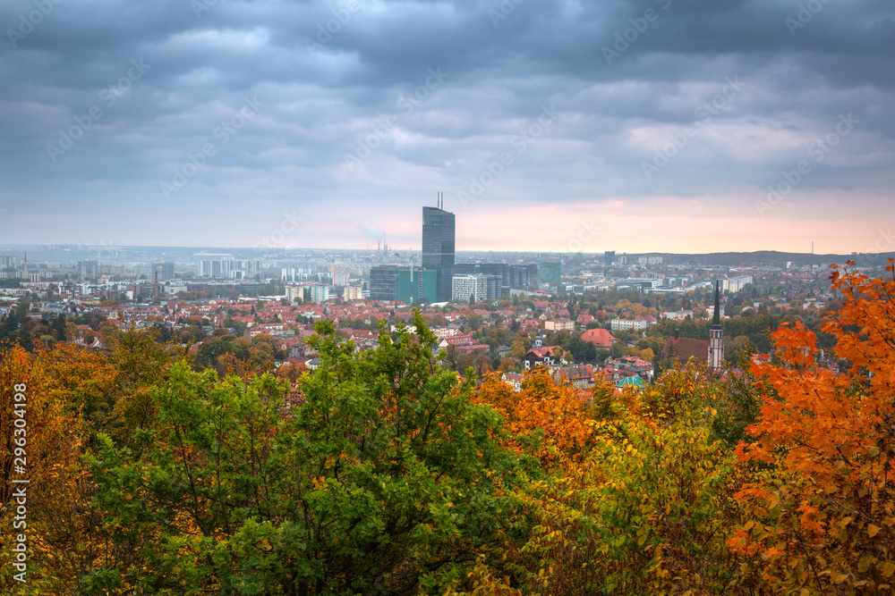 波兰Gdansk Oliwa秋景中的城市景观