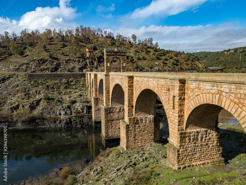 Puente de Alcantara，一座位于西班牙Catile La Mancha托莱多的罗马拱桥，横跨塔霍河