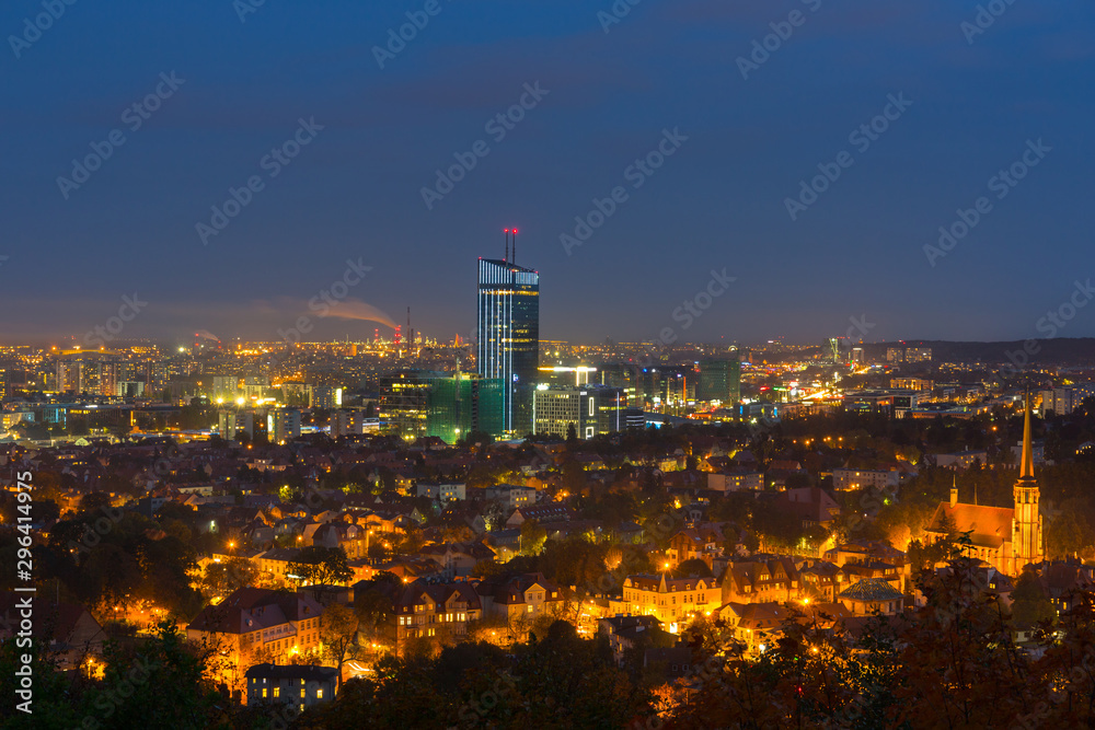 波兰Gdansk Oliwa夜晚的城市景观