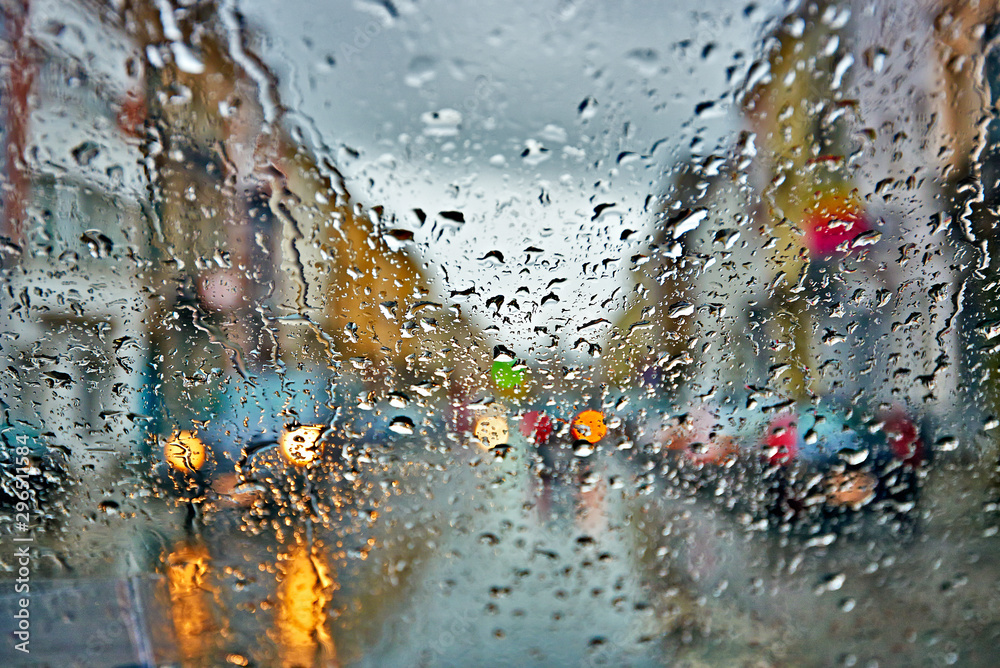 汽车在风雨中行驶摘要背景