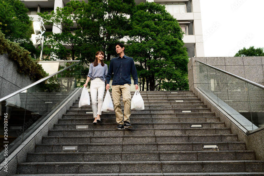 仲良く買い物をして帰る夫婦