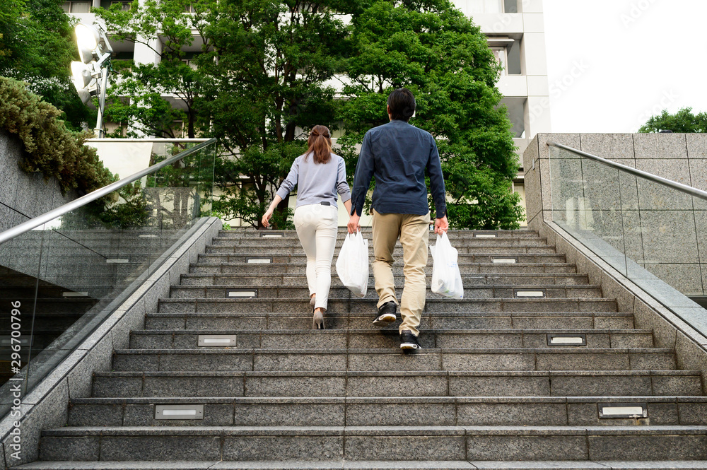 仲良く買い物をして帰る夫婦