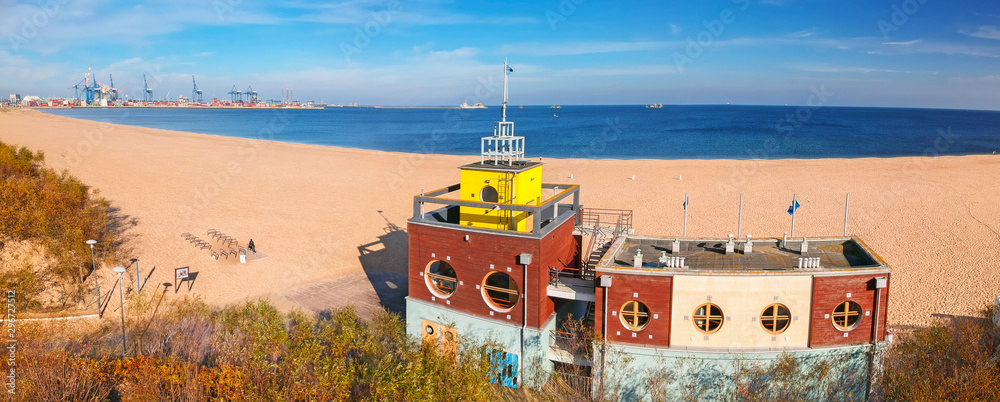 波兰格但斯克波罗的海美丽海滩与救生员住宅的空中全景