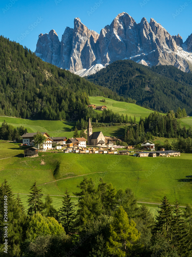 意大利，2017年9月：绿谷Santa Maddalena村教堂，Val di Funes，多洛米蒂山