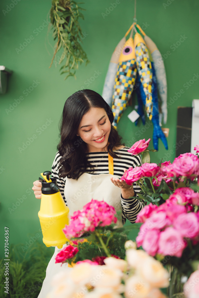 越南年轻花店老板喷洒花束