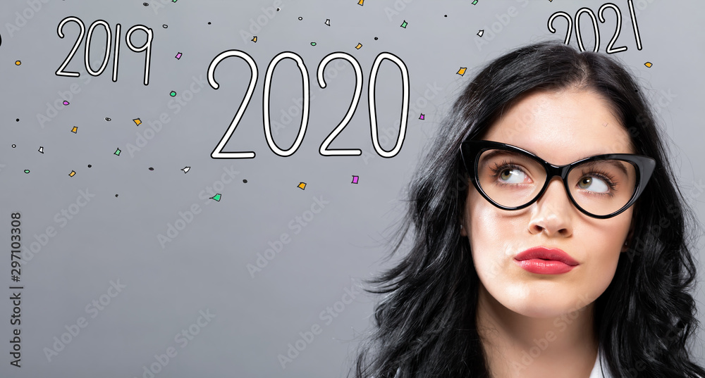 2020年，年轻女商人一脸体贴