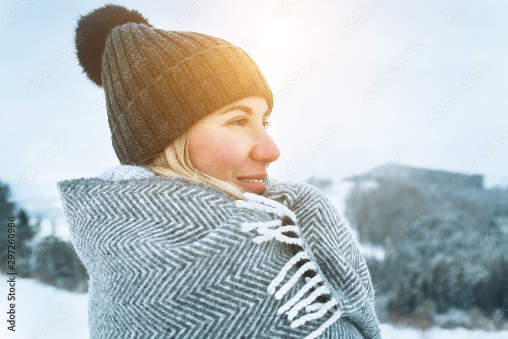 肖像快乐的女人旅行者在雪地上看t