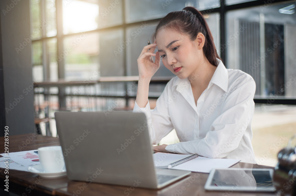 在认真工作的同时感到偏头痛的女性。认真会计的商业女性