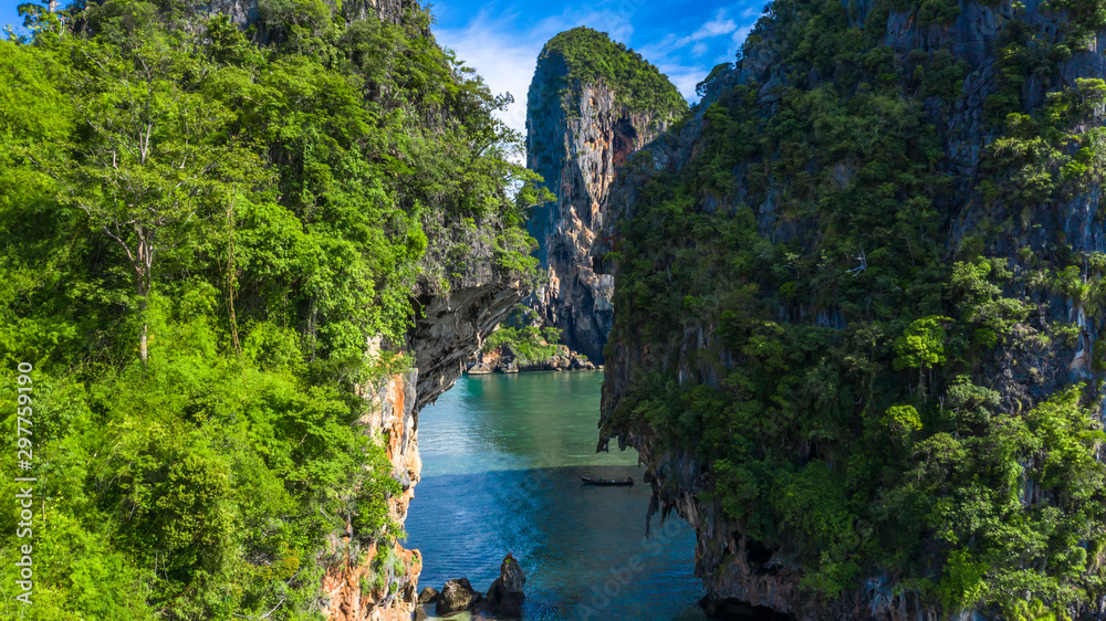 俯瞰泰国传统木制长尾船和克拉布美丽的石灰岩Ao Phra Nang海滩