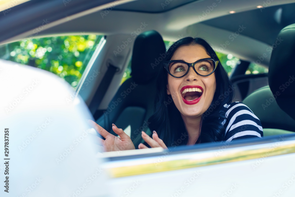 一名女子驾驶自动驾驶电动汽车，双手离开方向盘