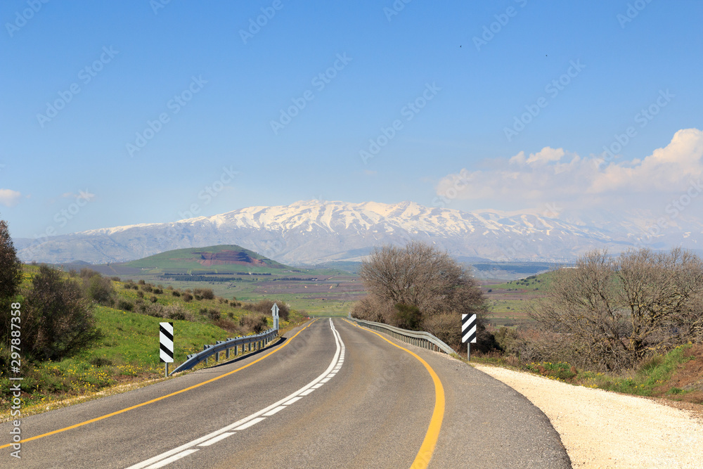 以色列戈兰高地的赫尔曼山和街道