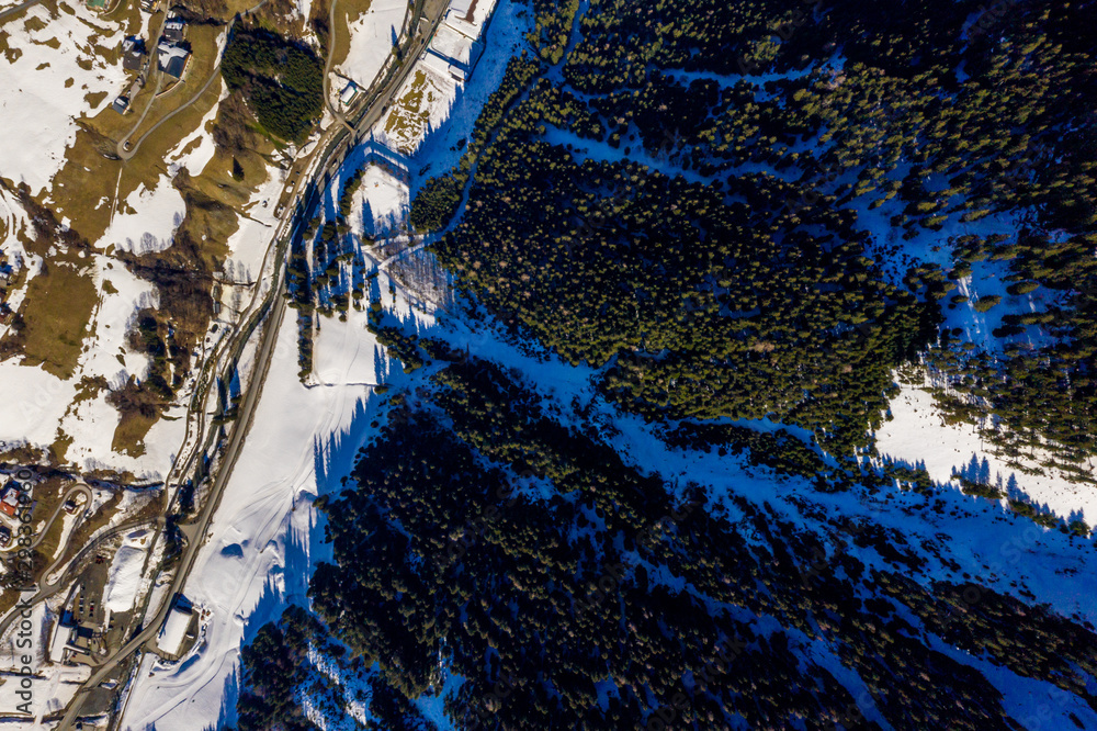 奥地利索尔登山滑雪场-美丽的冬季小镇旁的自然和滑雪场。树湾