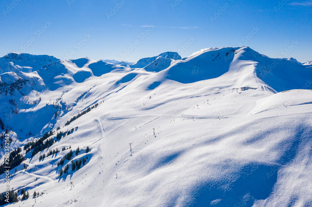 从飞机上看到的美丽的法国、意大利和瑞士阿尔卑斯山脉景观。滑雪r