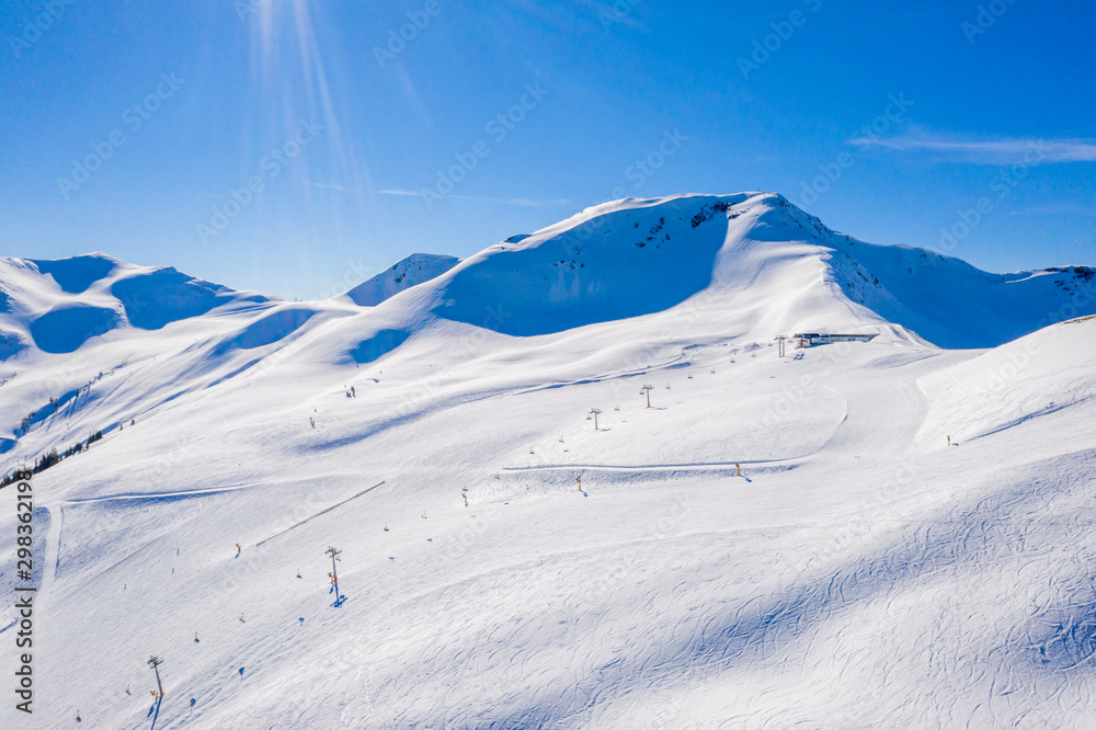 从飞机上看到的美丽的法国、意大利和瑞士阿尔卑斯山脉景观。滑雪r