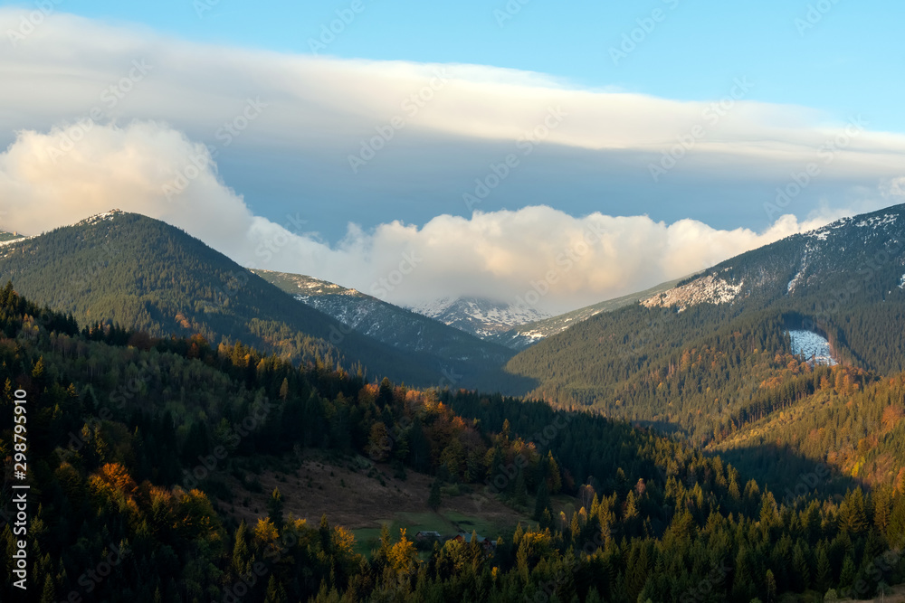 壮丽的山脉景观，色彩缤纷的生动日出，顶部有雪