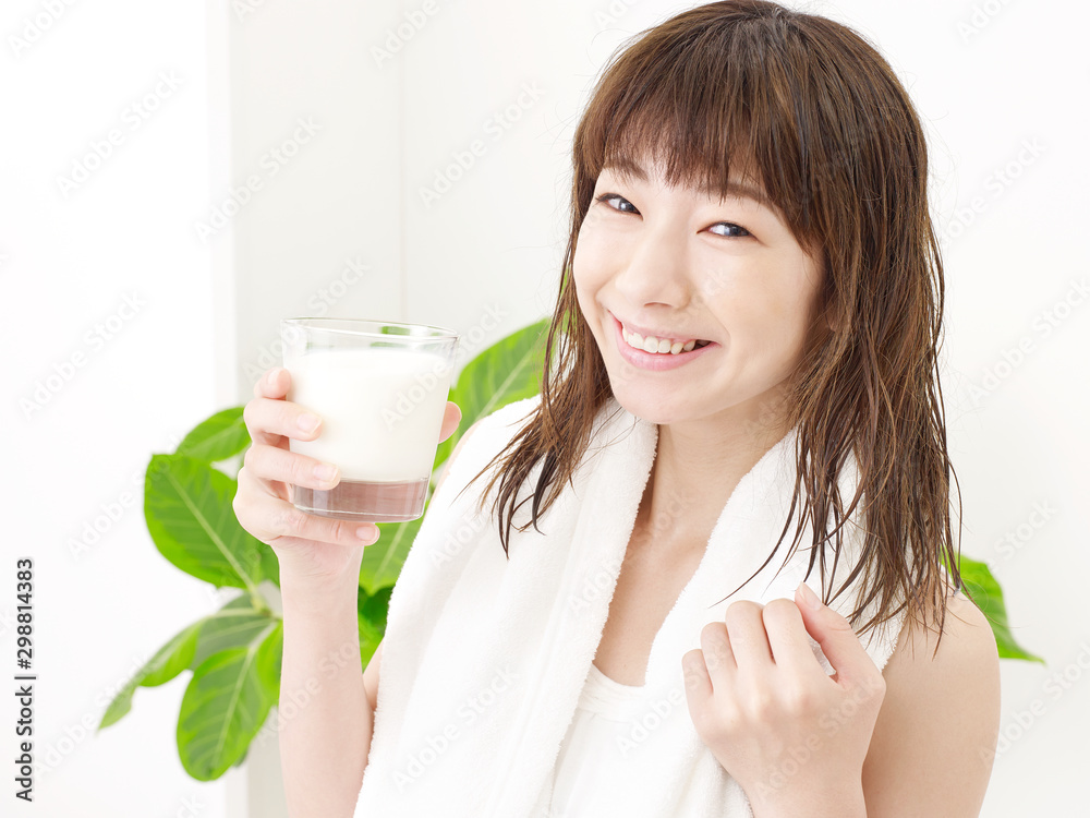 お風呂上がりに牛乳を飲む女性