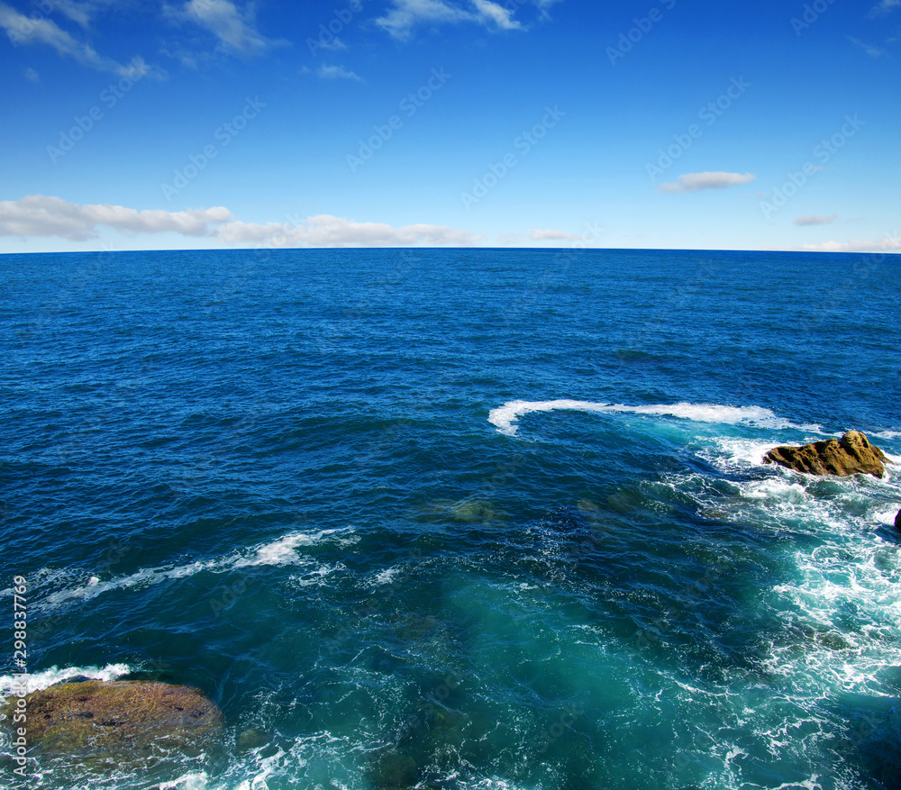 海浪冲击岩石