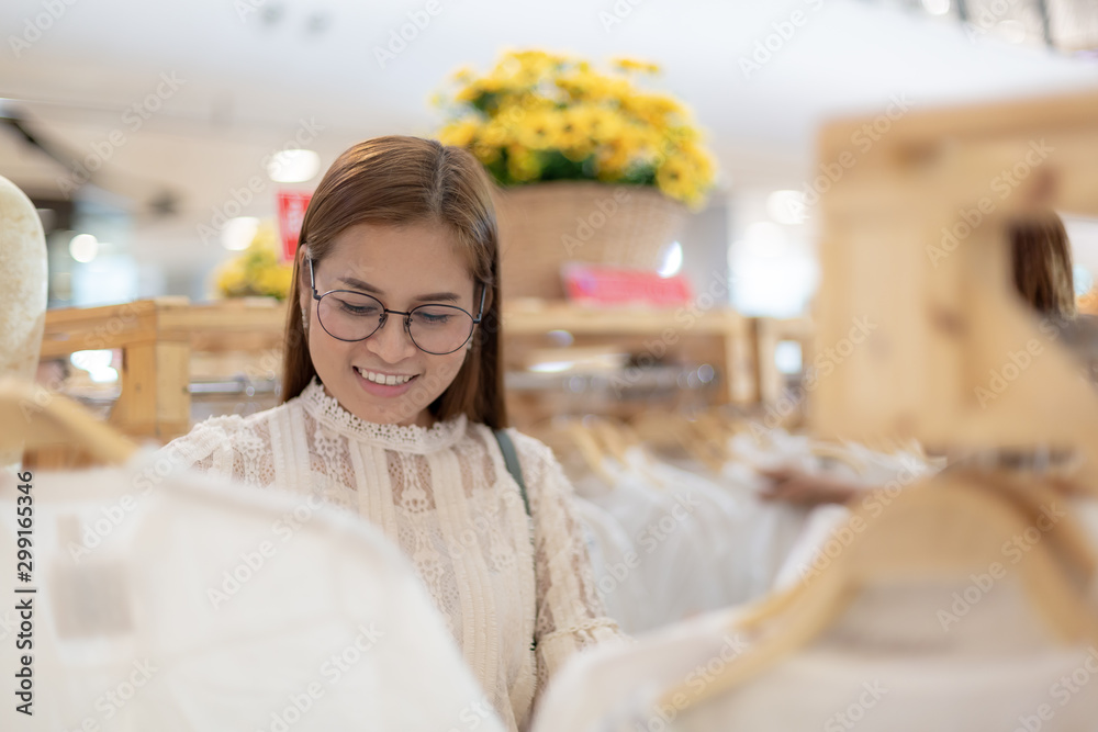 亚洲女性在服装市场上选择服装。