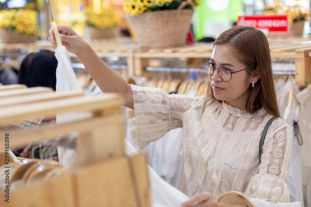 亚洲女性在服装市场上选择服装。