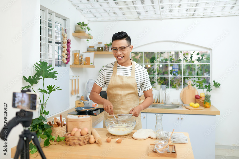 美食博主在工作场所录制视频