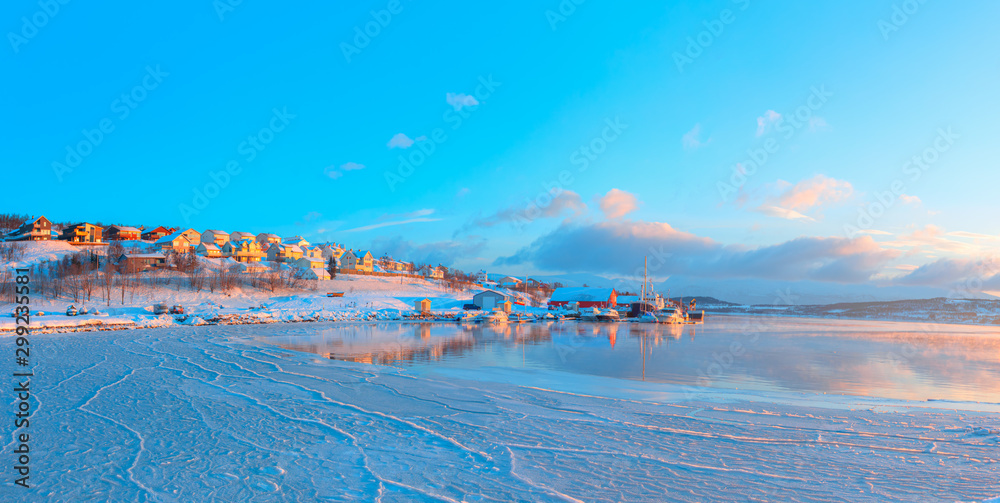 挪威特罗姆瑟山坡住宅的美丽冬季景观