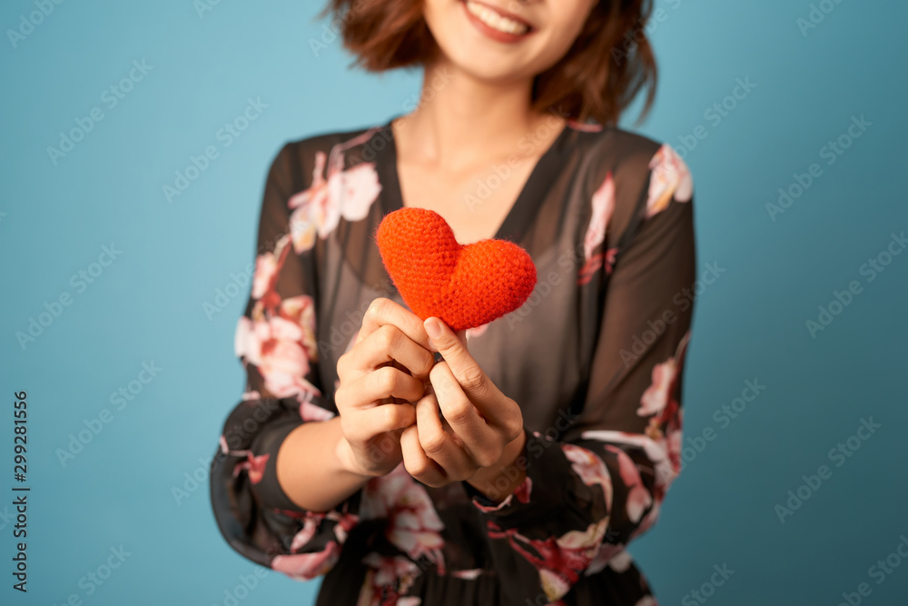 情人节的女人把一颗心放在面前