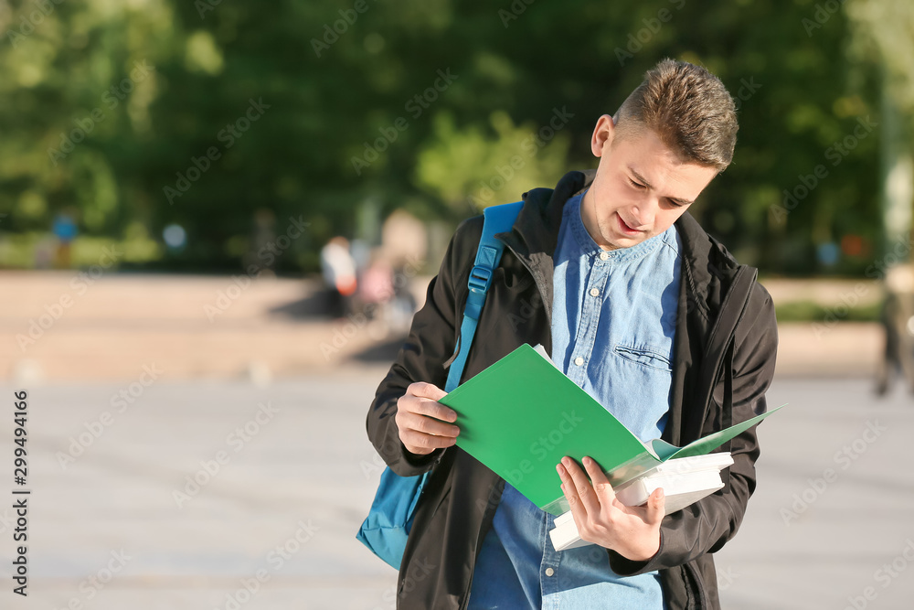 户外青少年男学生画像