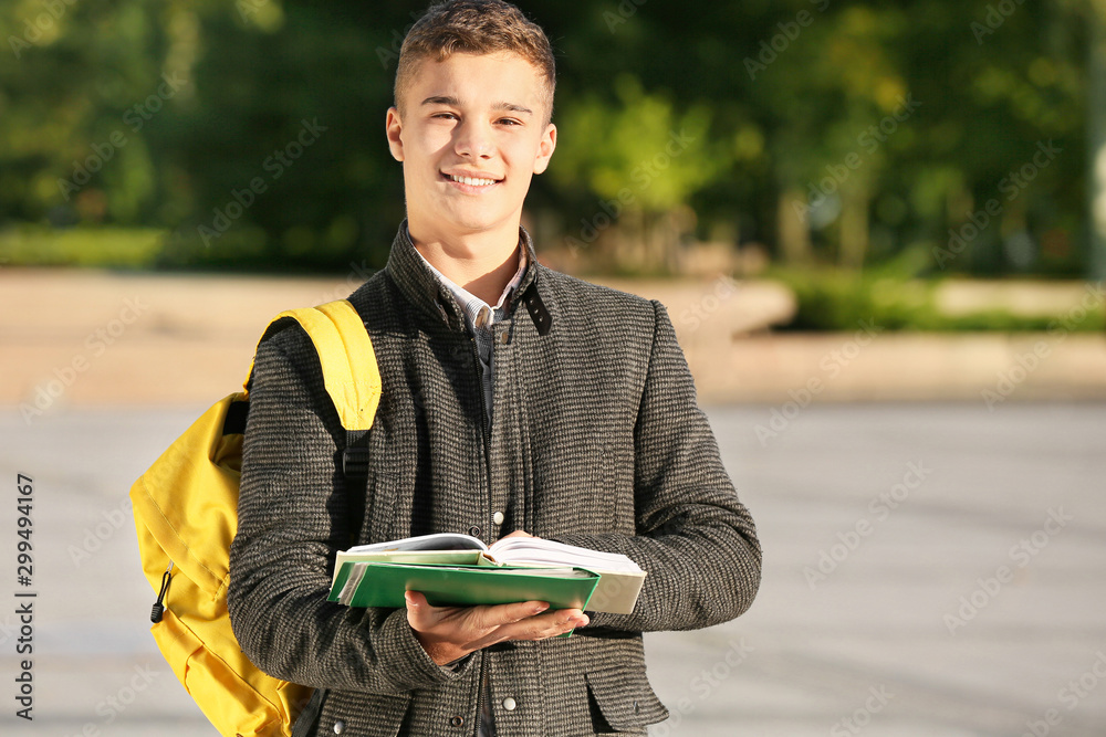 户外青少年男学生画像