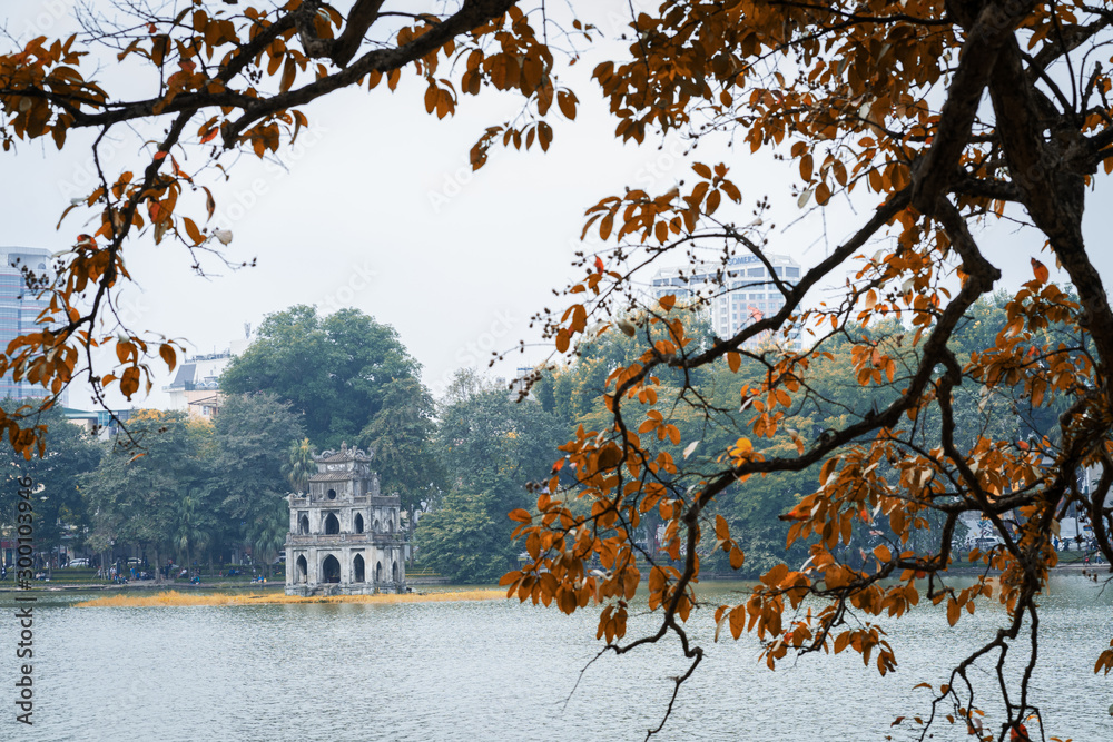 越南河内的Hoan Kiem湖（Guom湖），乌龟塔