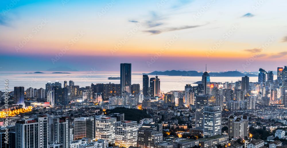 青岛海岸线建筑与城市天际线夜景……