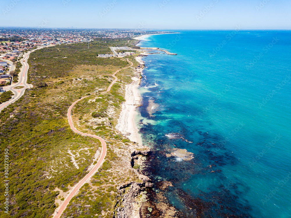 北部郊区Iluka（Burns Beach、Ocean Reef和Mullaloo）海岸线上空的航拍照片