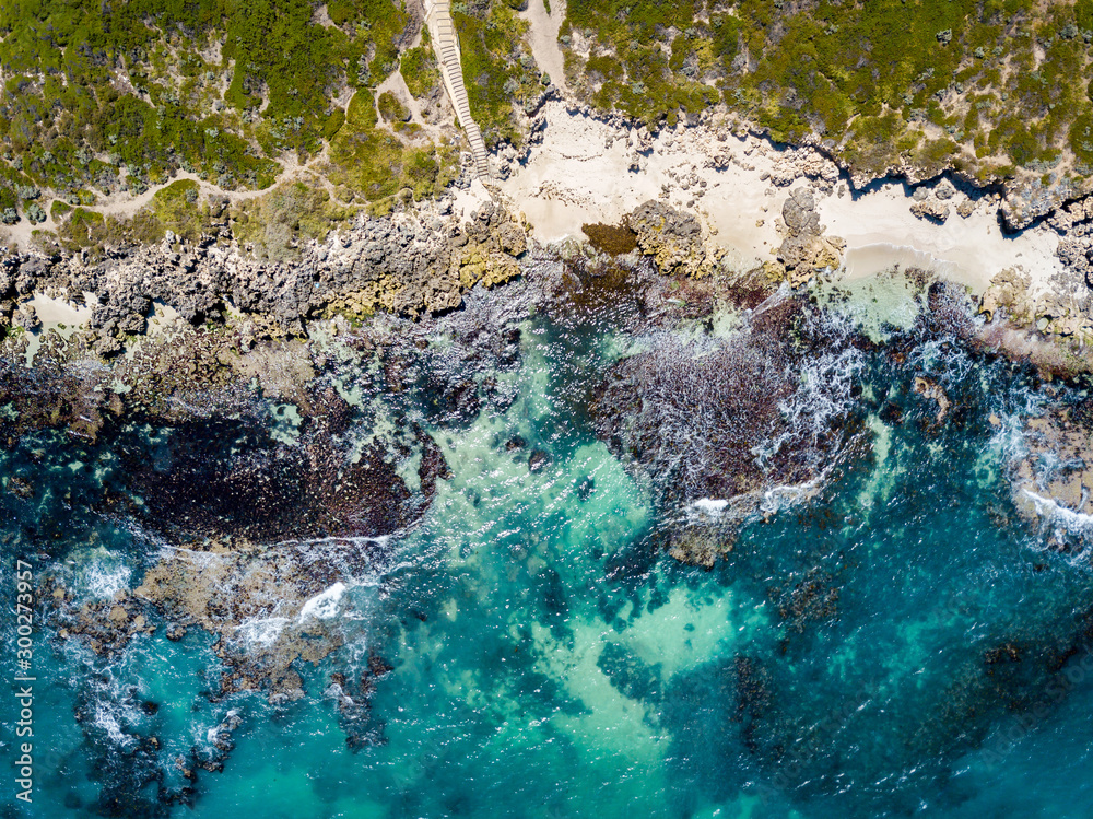 北部郊区Iluka（Burns Beach、Ocean Reef和Mullaloo）海岸线上空的航拍照片