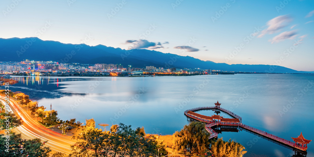 中国云南省大理市洱海海心亭夜景