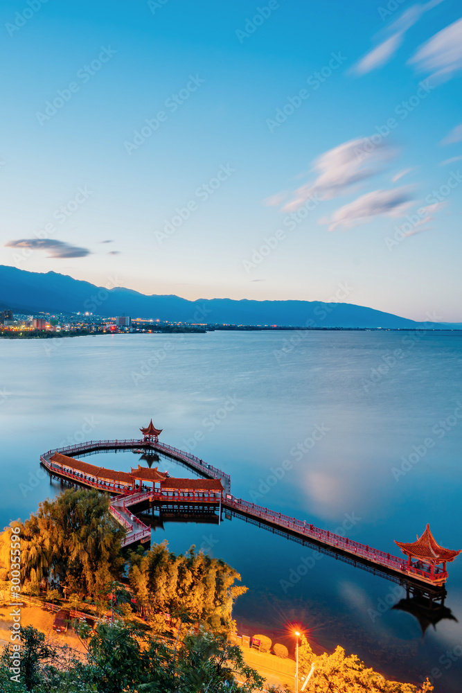 中国云南省大理市洱海海心亭夜景