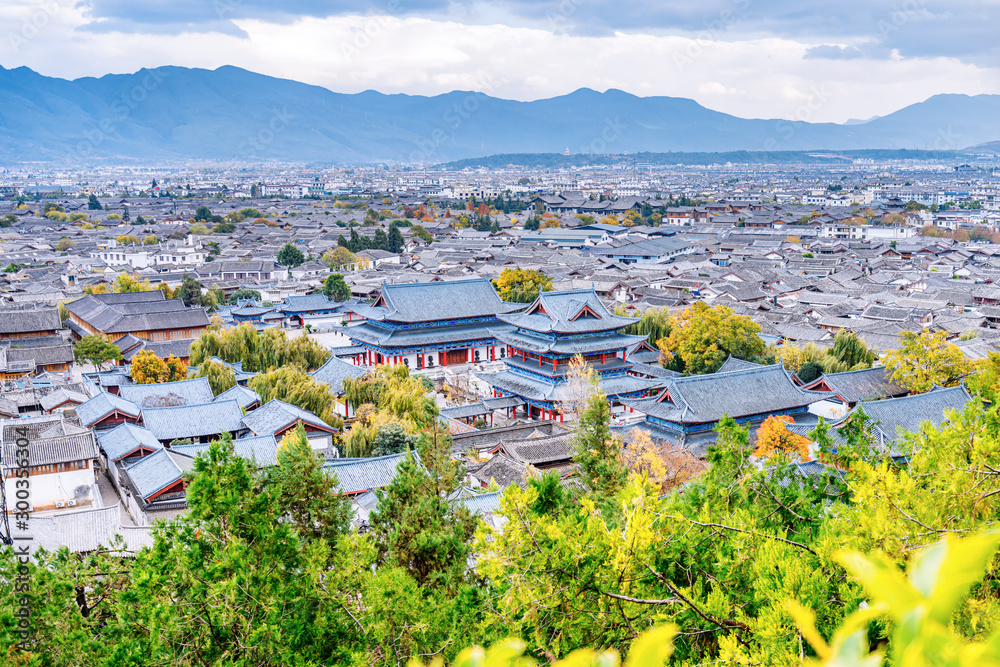 中国云南丽江大研古城和木府的高角度风景