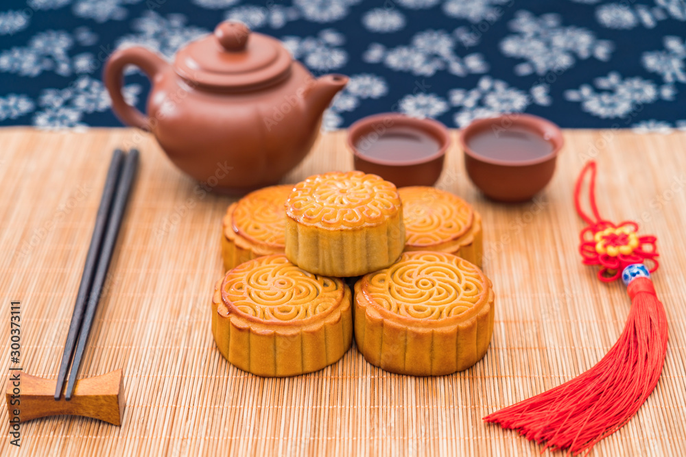 中国中秋美食豆沙月饼托盘