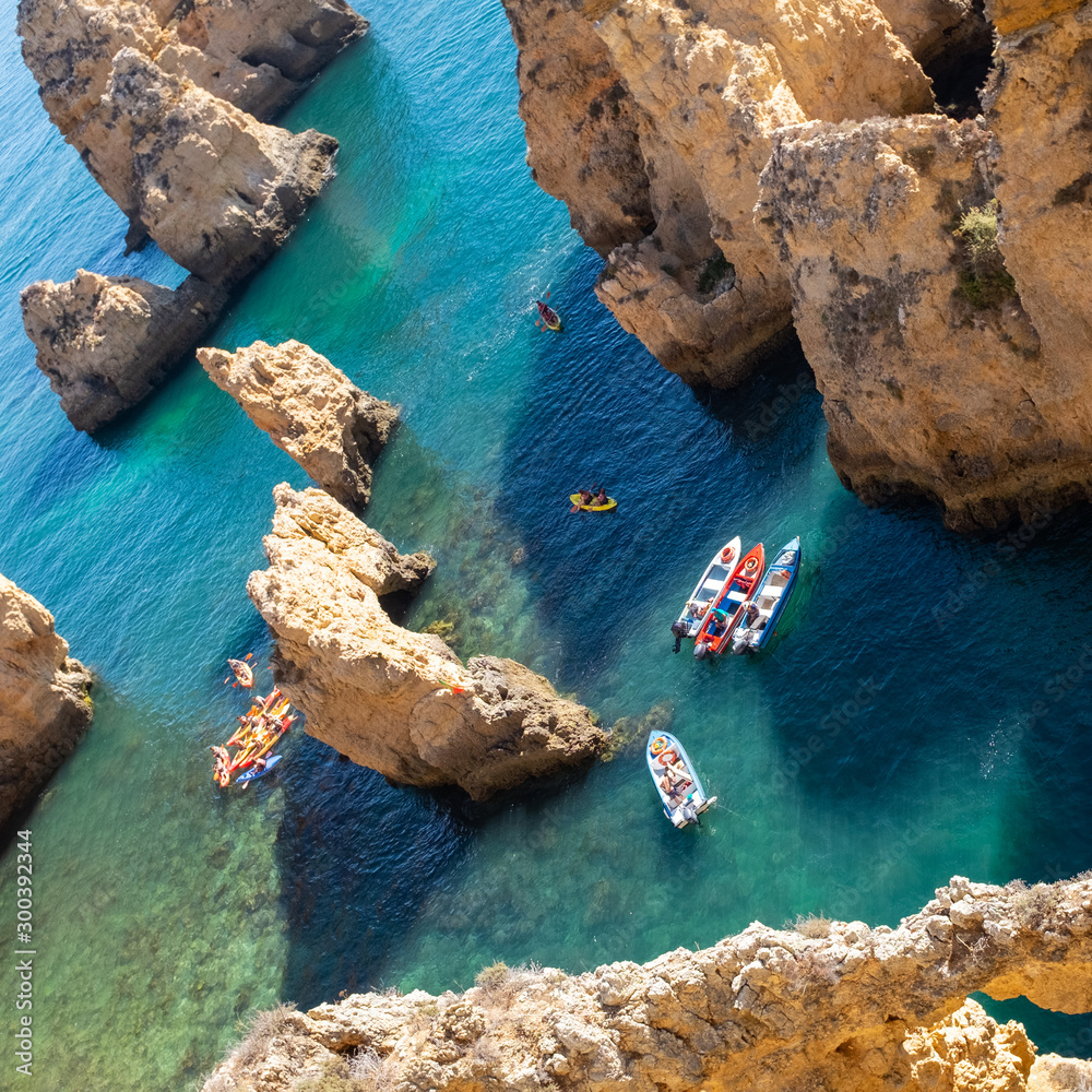 在Ponta da Piedade的岩石周围划船