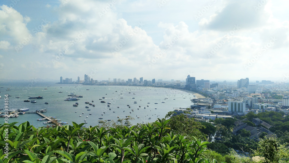 泰国的芭堤雅城市景观和巴厘岛海码头。