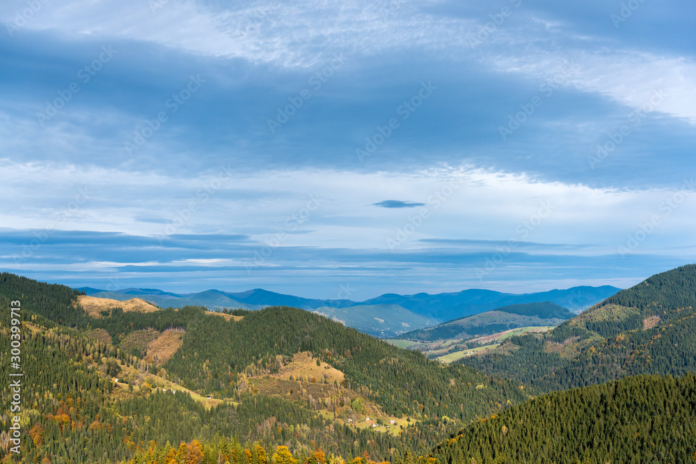 蓝天上色彩缤纷的日落，令人惊叹的山景