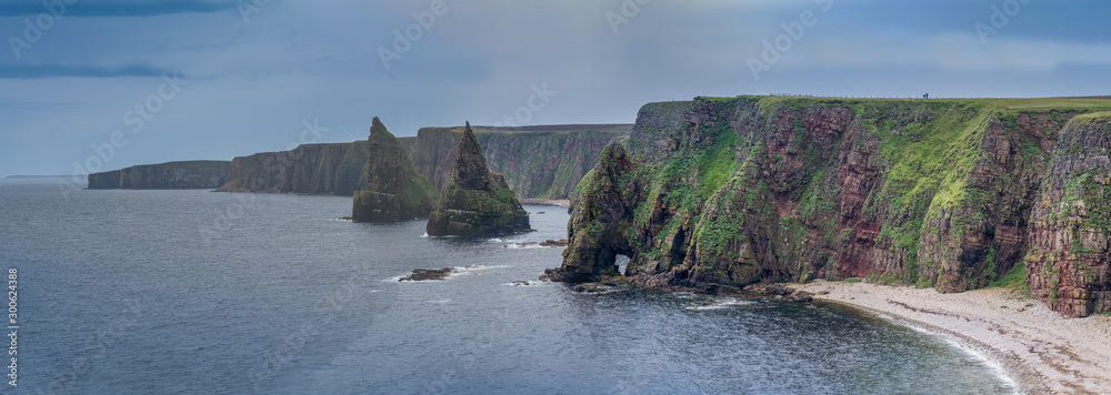 苏格兰高地NC500号公路Duncansby Head的海上烟囱