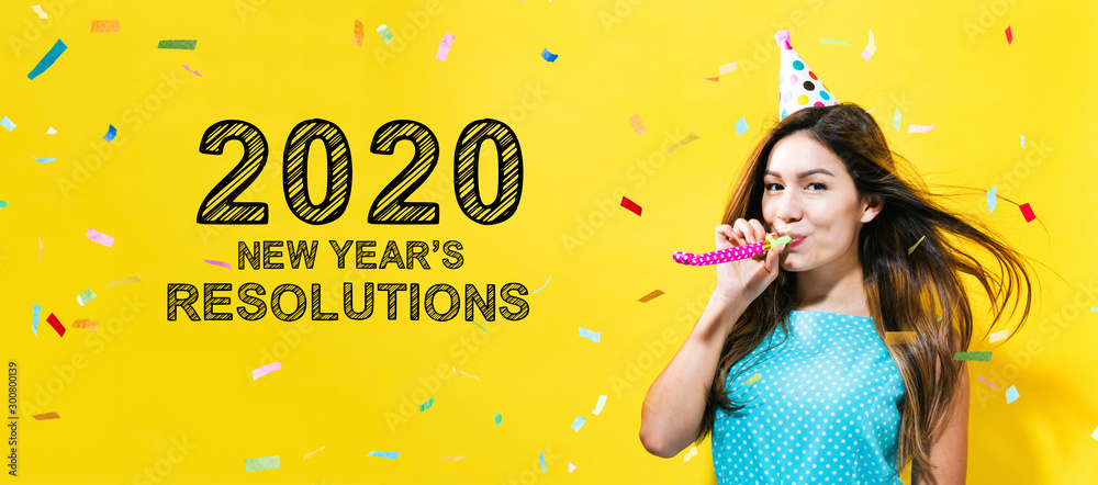 2020年与年轻女性的新年决心，黄色背景的派对主题