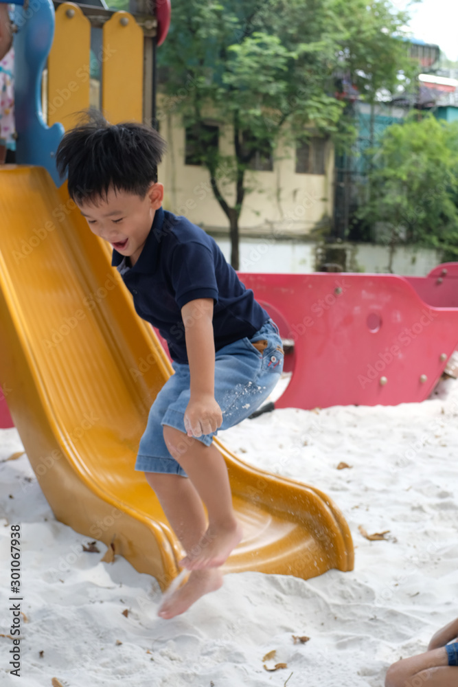 孩子在户外操场上玩耍。孩子跳跃的模糊图像