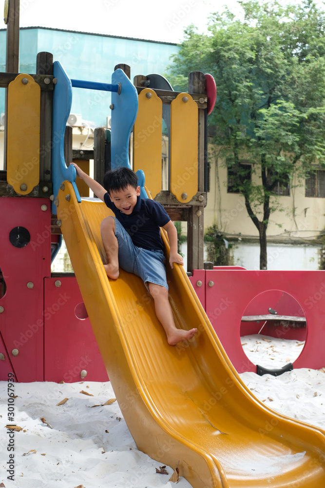 孩子们在户外操场上玩耍。孩子们在学校或幼儿园院子里玩耍。