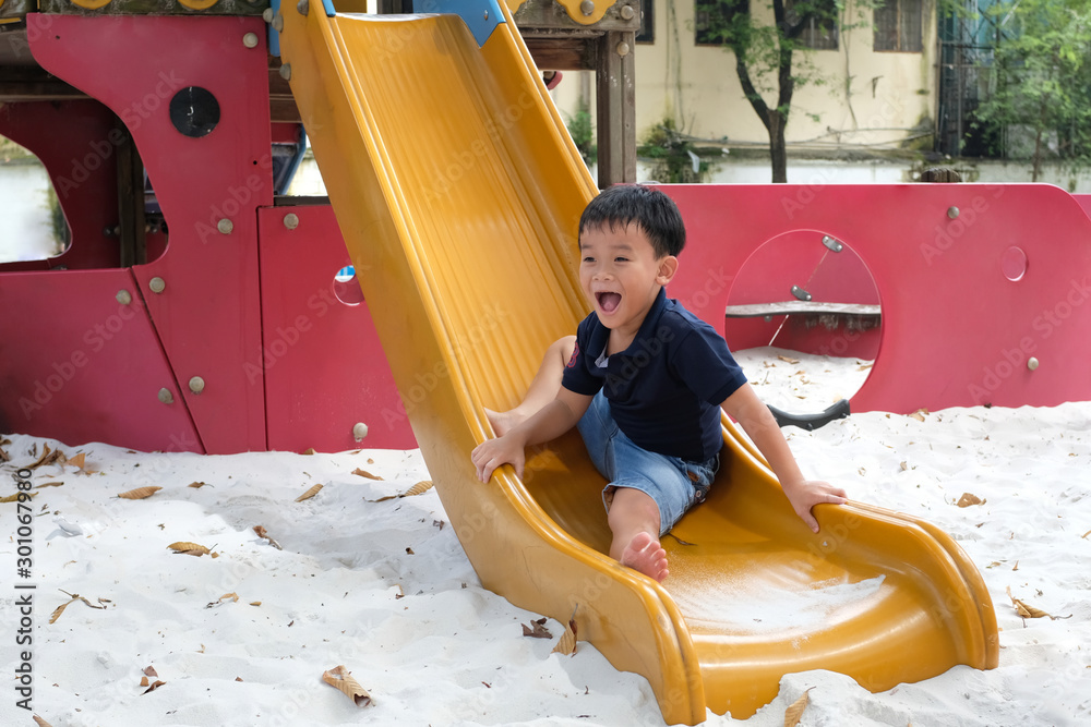 孩子们在户外操场上玩耍。孩子们在学校或幼儿园院子里玩耍。