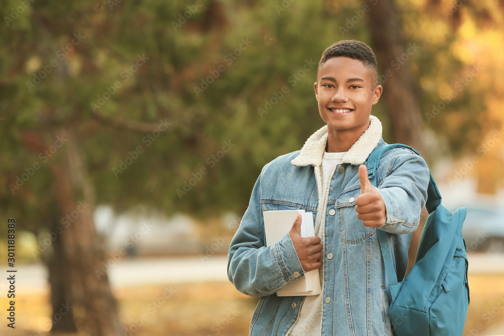 青少年非裔美国学生在户外竖起大拇指的肖像