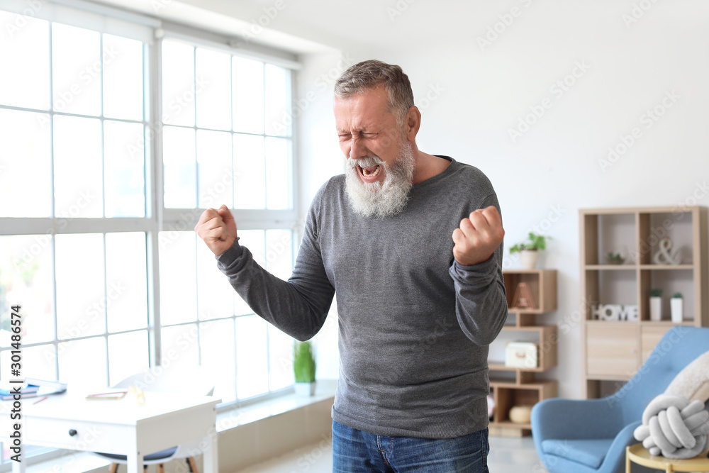 愤怒的成熟男人在家