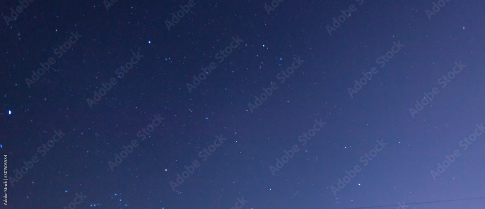 全景蓝色夜空，银河系和黑暗背景下的恒星。宇宙充满了恒星、星云和